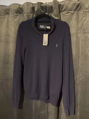 Wool Halfzip - Mörkblå ull halvzip från Polo Ralph Lauren. Inhandlad i början av året men ej kommit till användning så därmed i absolut nyskick. Prislapp och kvitto finns, köpt på Volt Fashion. Nypris 2899 :-