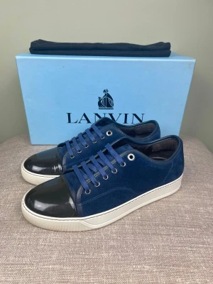 Lanvin skor - Hej, säljer nu dessa svin snygga Lanvin skor. Skorna är i grymt skick! Begränsat antal boxar och dustbag. Hör av dig vid frågor. 
