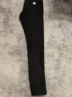 Pr4da jeans  - Nya Prada jeans använd Max 2 gånger.                        Hel svarta färgen är fortfarande kvar plus så ser den helt ny ut speciell i verkligheten. Hör av dig om du är intresserad