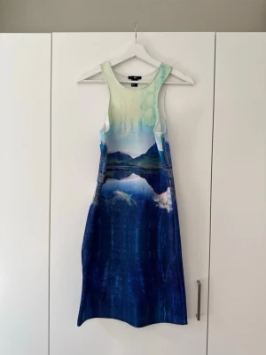 Klänning från H&M - Storlek M. Aldrig använd så är i nyskick.