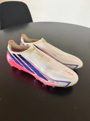 Adidas F50 elite fotbollsskor - Säljer ett par Adidas f50 hyperfast elite laceless med AG dubbar. Skorna är endast använd 1 träning och är i nyskick! Säljer pga för liten storlek.