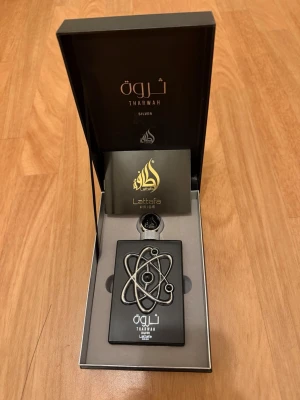 Lattafa Tharwah Silver Eau de Parfum - Säljer denna eftersom jag tyvärr insåg i efterhand att jag är allergisk mot parfymer och därför inte kan använda den. Den är i princip helt ny och endast testad 1–2 gånger – därefter har den bara stått.  Väldigt fint skick och perfekt för någon som gillar doften. Jag hade gärna behållit den själv, men eftersom jag inte kan använda parfym känns det synd att låta den stå oanvänd.