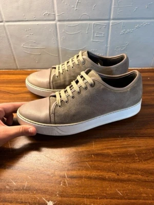 Lanvin skor - Tjena, säljer nu dessa schyssta lanvin skorna i storleken UK 7 som motsvarar 41 - 42. Skorna är i fint skick och whitening cream har applicerats för att fräscha upp de lite. Sitter helt nya sköna svarta sulor inuti skorna. Nypriset ligger på 5000KR men säljs hos oss för 899KR. Kontakta oss vid intresse och funderingar! Mvh