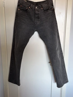 Levi’s 501 gråa jeans - Knappt använda Levi’s 501 jeans. Storlek W31 L32