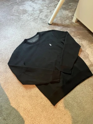 Ralph Lauren Tröja - UTFÖRSÄLJNING‼️ * Storlek: S/Xs * Skick: Mycket bra skick * Färg: Svart * Mått: Finns i sista bilderna.