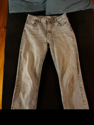 Grå raka jeans mid waist - Säljer ett par grå jeans med rak passform och mellan hög midja. Jeansen har en snygg tvättad look och är tillverkade i ett kraftigare denimtyg. (Bilderna är från mitt vinted konto)