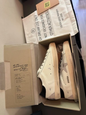 Vita golden goose  - Golden Goose sneakers   Säljer dessa  snygga Golden Goose-sneakers  Fick dem i födelsedagspresent men passade sorligtvis inte o  kommer då tyvärr inte till användning. Därav så säljer jag de så de kommer till nytta för någon annan 😄.  Verifikation finns genom en qr kod. endast andvända fåtal gånger inga tecken på användning överhuvudtaget❗️ ✅ Originalförpackning/tillbehör finns  Orginal pris ungefär 4800 kr     Hör gärna av dig vid intresse eller om du vill ha fler bilder! 📩