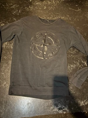 Stone island tröja - Riktig skön stone island tröja som är i fint skick har använt den ganska många gånger men är perfekt att använda runt hela året!  Fraktat nästa dag du köper!