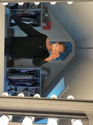 Mörkgrå stickad tröja - Mysig mörkgrön stickad tröja med rund halsringning och långa ärmar. Tröjan har en enkel och stilren design som passar perfekt till jeans eller kjol. Materialet är mjukt och bekvämt.