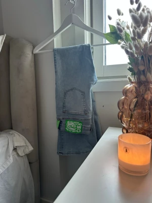 Ljusblå jeans från Cheap Monday - Säljer ett par ljusblå jeans från Cheap Monday i storlek 28/30. Jeansen har klassisk femficksmodell, raka ben och snygga slitningar framtill. Materialet är en mix av bomull, polyester och elastan för skön stretch och passform. Bara använts några gånger. Säljer pga att dem är lite för småa för mig💕