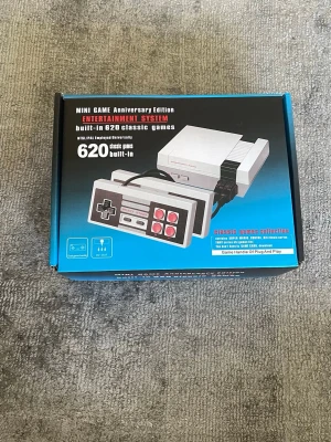 Nintendo Retro konsol - En sprillans ny mini NES med 620 inbyggda spel i! Den är helt oanvänd, ända gången den använts är när jag öppnade den för att kolla vad den hade för spel.