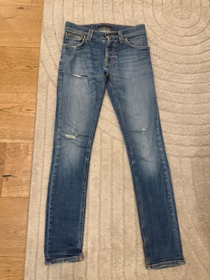 Nudie grim tim - Ett par ruskigt feta Nudie jeans, modellen är Grim Tim vilket är den fetaste och mest eftertraktade modell. storlek 28/32! Hör av er vid frågor!