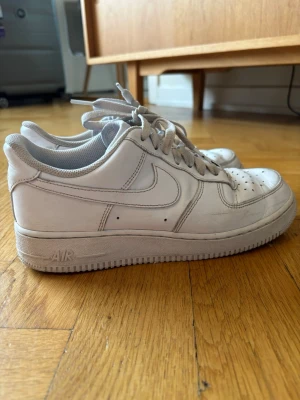 Vita Nike Air Force 1 sneakers - Vita nike air force 1 som är välanvända och har därför tydliga brukspår men det finns inte några defekter. För nypris ligger de på 1200 ungefär