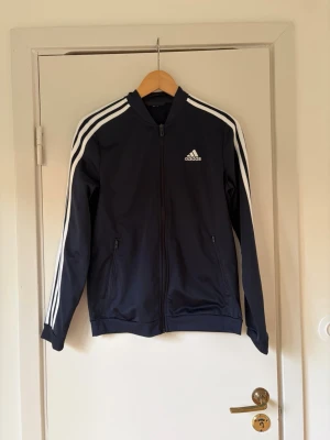 Adidas  - I fint skick, lappen avklippt men den är som S, priset går att diskuteras 💕