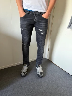 Dondup gerorge jeans| 32 - Dondup George jeasn| Storlek:32| skick: 10/10|Modellen är destroyd från butik| nypris ca 4000kr| SB.Closet| 