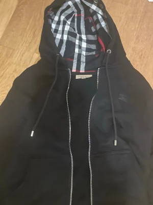 Svart Burberry hoodie - Svart Burberry hoodie, passar folk med storlek S och M, endast använd 2 gånger!