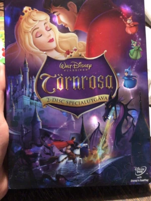 Törnrosa 2-disc specialutgåva DVD - Säljer en Disney-klassiker: Törnrosa 2-disc specialutgåva på DVD. Omslaget är färgglatt med motiv från filmen och fodralet är blått. Perfekt för dig som samlar på Disneyfilmer eller vill ha en mysig filmkväll.