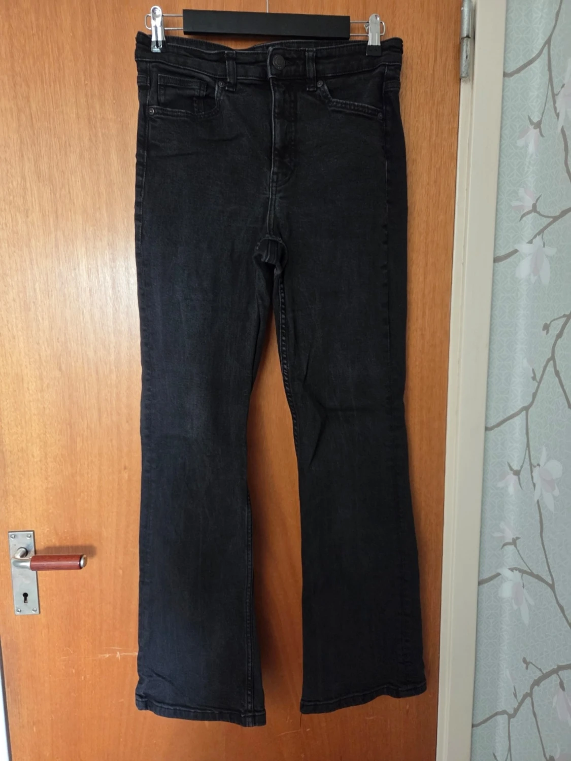 Svarta bootcut jeans med hög midja