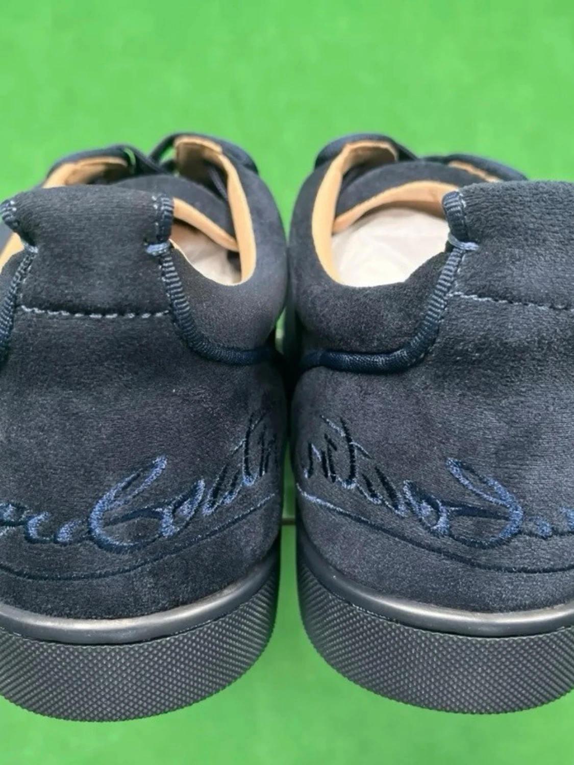 Mörkblå sneakers med röd sula - 2