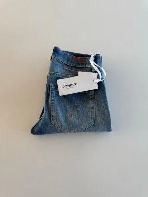 Dondup jeans - Säljer dessa helt nya dondup jeans i storlek w29. Dem är helt nya med tags kvar. Riktigt schysst tvätt. Nypris ca 2500 mitt pris 799. Kom dm för minsta fråga eller fundering!