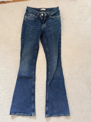 Blå bootcut jeans från g perfect jeans - Säljer ett par blå bootcut jeans från gina i storlek 32