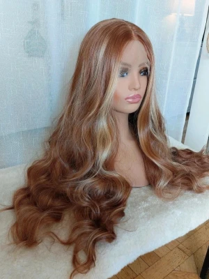 HD lace front peruk wig värmetålig body wave glueless 55cm - Snygg lace front-peruk i mörkblond nyans med ljusa highlights framtill som ramar in ansiktet. Mjuka body wave-lockar och naturligt hårfäste.  HD lace som är oklippt. Kan klippas innan den skickas om så önskas.   Specifikationer: Längd: ca 55 cm (22") Färg: Mörkblond med ljusblonda highlights Modell: Body Wave Lace: 13x4 lace front Glueless modell Pre-plucked hårfäste Värmetålig syntetfiber Tål styling upp till 160°C Justerbar cap med resår och kammar Genomsnittlig cap-storlek