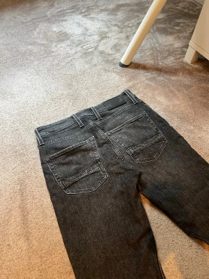 Jack and Jones Jeans - UTFÖRSÄLJNING‼️  Säljer ett par Jack & Jones jeans  * Model/passform: Regular/Clark * Storlek: W28/L32 * Skick: Mycket bra skick * Färg: Grå * Mått: Bredd-37cm + Längd-101cm