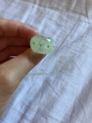 Grön transparent ring med pärldetaljer - Snygg ring i transparent ljusgrönt material med små pärlliknande detaljer runt om. Ringen har en chunky form och ger en trendig touch till din stil. Perfekt accessoar för dig som vill ha lite extra.