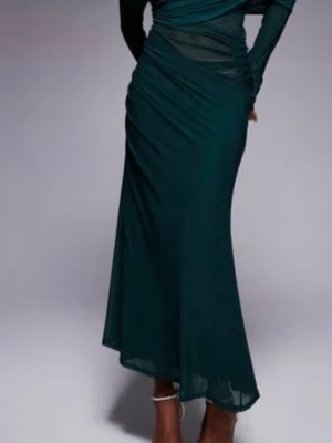 Mörkgrön långklänning offshoulder - Snygg mörkgrön långklänning med offshoulder-design och lång ärm. Klänningen har en åtsittande passform upptill och faller snyggt längs kroppen. Tillverkad i ett tunt, lätt material som ger en elegant look.