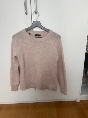 Ljusbeige stickad tröja - Mysig ljusbeige mohair stickad tröja från Selected Femme i storlek XS. Tröjan har rund halsringning, långa ärmar. 