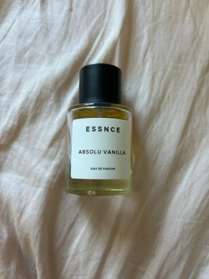 ESSNCE Absolu Vanilla parfym - ESSNCE Absolu Vanilla Eau de Parfum. Doften har tydliga vaniljtoner och passar dig som gillar söta och varma parfymer. HÄLFEN FINNS KVAR. NYPRIS 350
