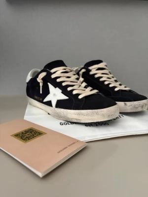 Mörk blåa Golden Goose skor - Snygga mörkblå sneakers från Golden goose i storlek 43. Tveka inte att höra av er vid minsta fundering😁