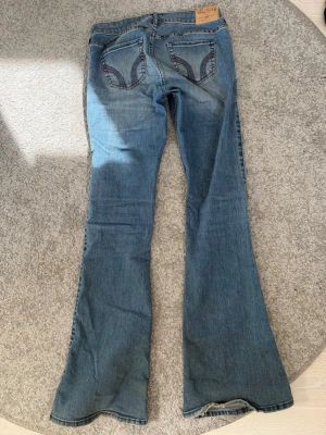 Blå bootcut jeans från Hollister - Jeans från Hollister! De är i bra skick, det enda kan vara att benet är lite lite sliten, men verkligen inget man tänker på!🥰 Innebenslängden är 77! Skriv om ni har några funderingar eller vill ha fler bilder!💖💖🥰
