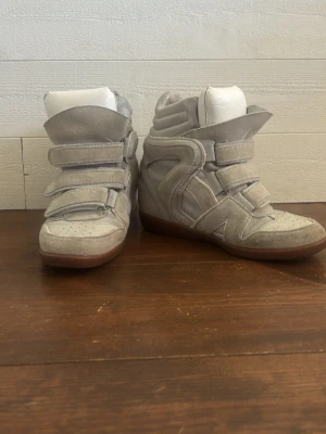 Isabel marant skor  - Isabel marant skor med unik look. Använt några gånger. Slitet karreborreband som syns på sissta bilden.🥳