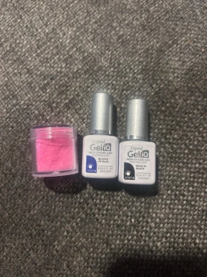Depend Gel iQ nagellack & rosa glitter - Säljer två Depend Gel iQ nagellack i färgerna blå och svart, samt en burk med löst rosa glitterpulver. Perfekt för dig som vill skapa kreativa och snygga nageldesigner hemma. Båda lacken är i smidiga flaskor med silverlock.