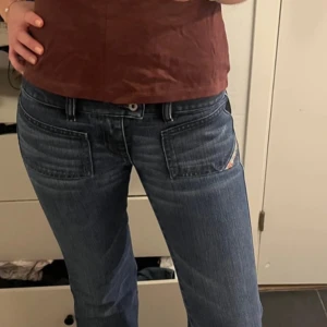 Blå jeans från Diesel - Snygga blå jeans från diesel med fram fickor💘💘 Ena knappen har gått av men orginalknappen följer med vid beställning såklart!