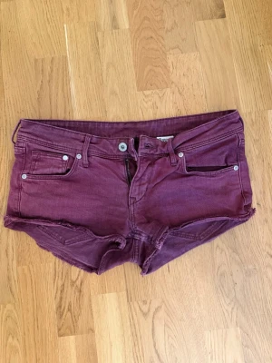 Vinröda jeansshorts - Säljer ett par vinröda jeansshorts som inte kommer till användning längre, sjukt coola! storlek 38 🥰 hör av dig vid frågor pris kan diskuteras 💕