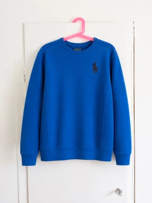 Polo Ralph Lauren sweatshirt i en snygg klarblå färg 💙 - Klassisk modell med mörk broderad Polo-logga på bröstet och diskreta sydda detaljer i sidorna. Mjuk och bekväm tröja som passar perfekt till vardags. • Märke: Polo Ralph Lauren • Storlek: M (10–12 år) • Färg: Blå • Crewneck • Ribbad mudd vid ärmar och nederkant • Broderad Polo-logga framtill Fint begagnat skick utan defekter!😁