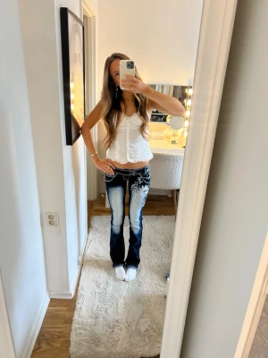 Low waist blue queen jeans - Snygga jeans från blue queen med coola detaljer, inte kommit till användning och därför säljer jag💕💕