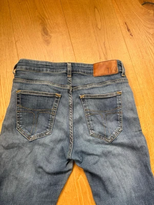 Blåa tiger of sweden jeans - Säljer ett par tiger of sweden jeans som är i skinnet fit, dem är lite skrynkliga på bilderna men jag stryker dem när dem säljs. Säljer dem nu för att dem inte längre passar