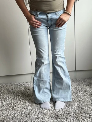 Jeans - Midjemåttet är 34cm rakt över. Innerbenslängd 74cm❣️