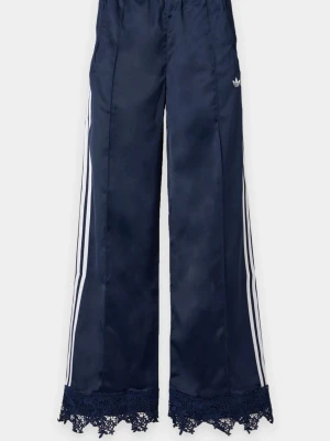 Marinblå adidas mjukisbyxor med spets - Helt nya satin träningsbyxor med prislapparna kvar ifrån adidas med klassiska vita ränder längs sidorna och en unik spetsdetalj längst ner vid bensluten. 
