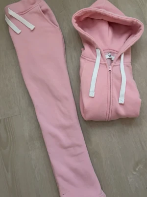 RUSSMERCH ROSA SÄTT - säljer ett russemerch sätt i storlek XS , verkligen JÄTTE SKÖN att ha på sig men har för mycket kläder så måste sälja,
