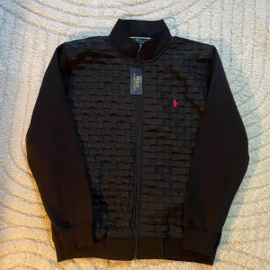 Ralph Lauren Cardigan - Tjena, säljer en snygg cardigan från Ralph Lauren. Fick den som present men kom aldrig till någon användning, därmed säljer jag den! Pris går att diskuteras.