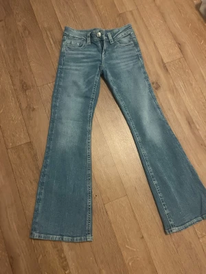 Ljusblå bootcut jeans med broderi - Ljusblå bootcut jeans från Gina