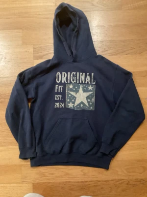 Limited Edition Mörkblå SCNDI Hoodie med Tryck - Säljer en riktigt snygg och mörkblå SCNDI hoodie i limited edition med 'ORIGINAL' tryck framtill. Tröjan är i utmärkt skick utan skador eller fläckar. Riktigt skön passform! Skriv om du har några frågor eller vill ha fler bilder. 