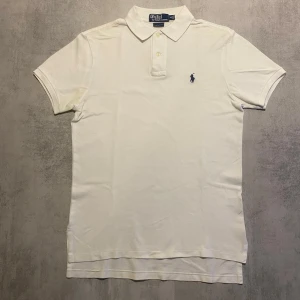 Vit Polo Ralph Lauren pike  - Jag Säljer en fet pike från Polo Ralph Lauren| skicket på tröjan är bra 8/10 | storlek s | ny pris 2000: mitt pris är 349 | skriv vid frågor och funderingar       