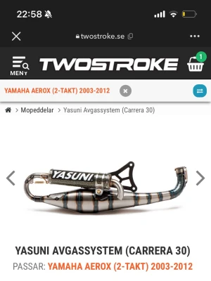 Yasuni avgassystem Carrera 30 - Säljer ett Yasuni Carrera 30 avgassystem till Yamaha Aerox 2-takt 2003-2012. Systemet är i metall med en rå, svetsad look och har ett sportigt utseende. Inkluderar ljuddämpare, fästen och klistermärken. Perfekt för dig som vill ha bättre prestanda och snyggare stil på mopeden. Mer frågor? Kom dm!✌🏻