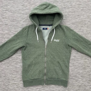 Superdry hoodie - Säljer nu denna riktigt feta Superdry hoodie!👏 Skick: 9/10🌟Storlek: S🙌 Hör gärna av er vid frågor eller funderingar🤗