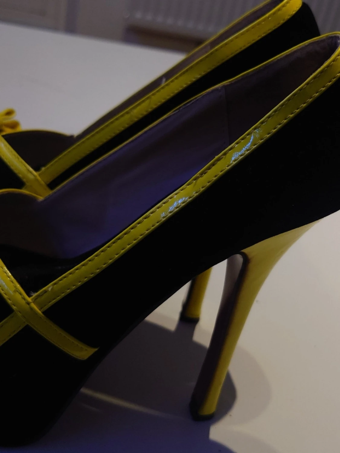 Svarta pumps med gula detaljer BINWENWU - 2